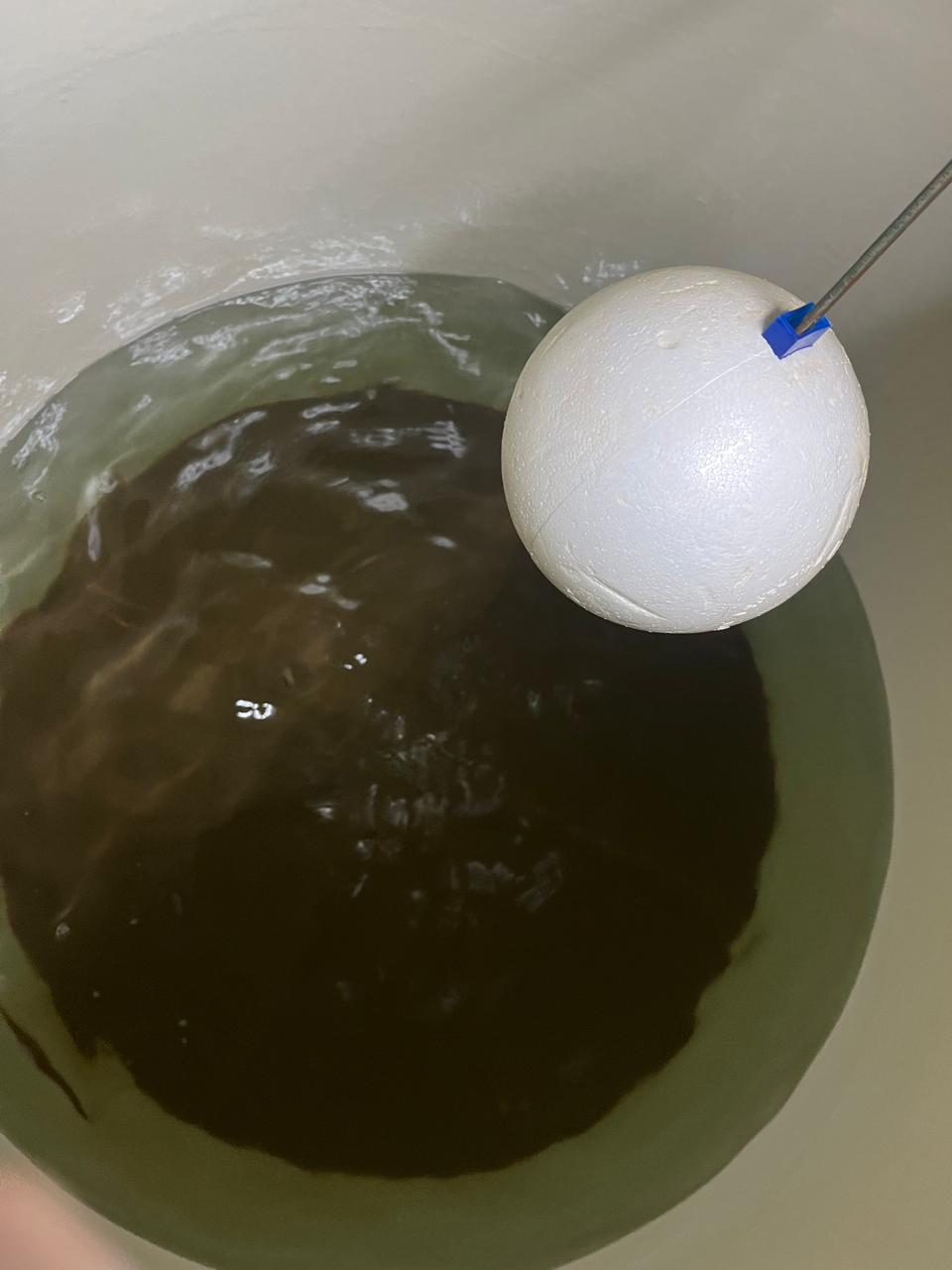 Segundo tanque antes de la limpieza realizada por DZ Servicios
